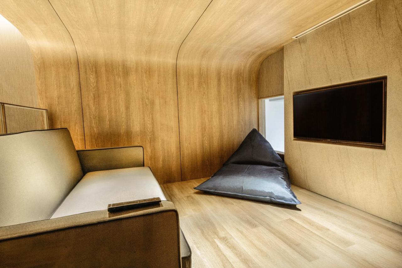 The Botanica Sanctuary Hotel Puncak Exterior foto Interior of a capsule hotel