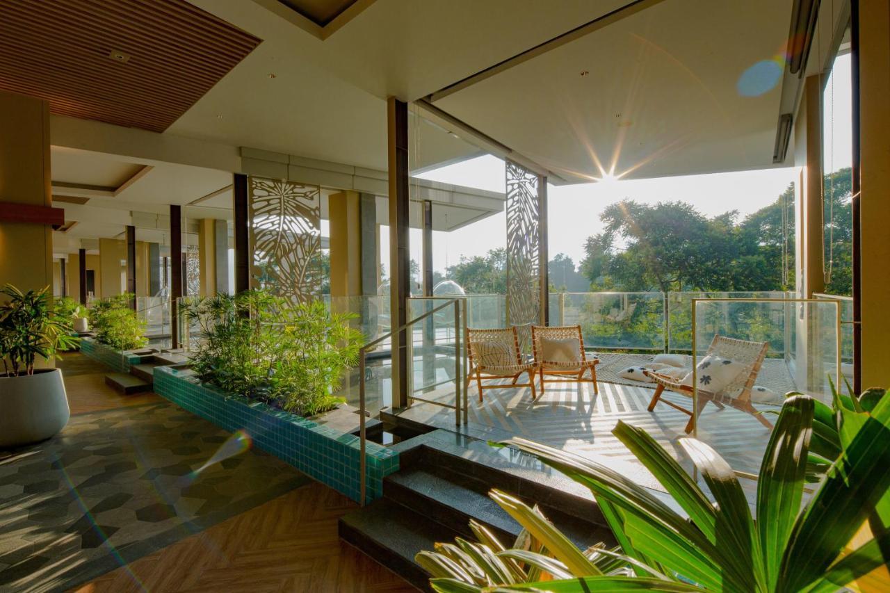 The Botanica Sanctuary Hotel Puncak Exterior foto The interior of the hotel