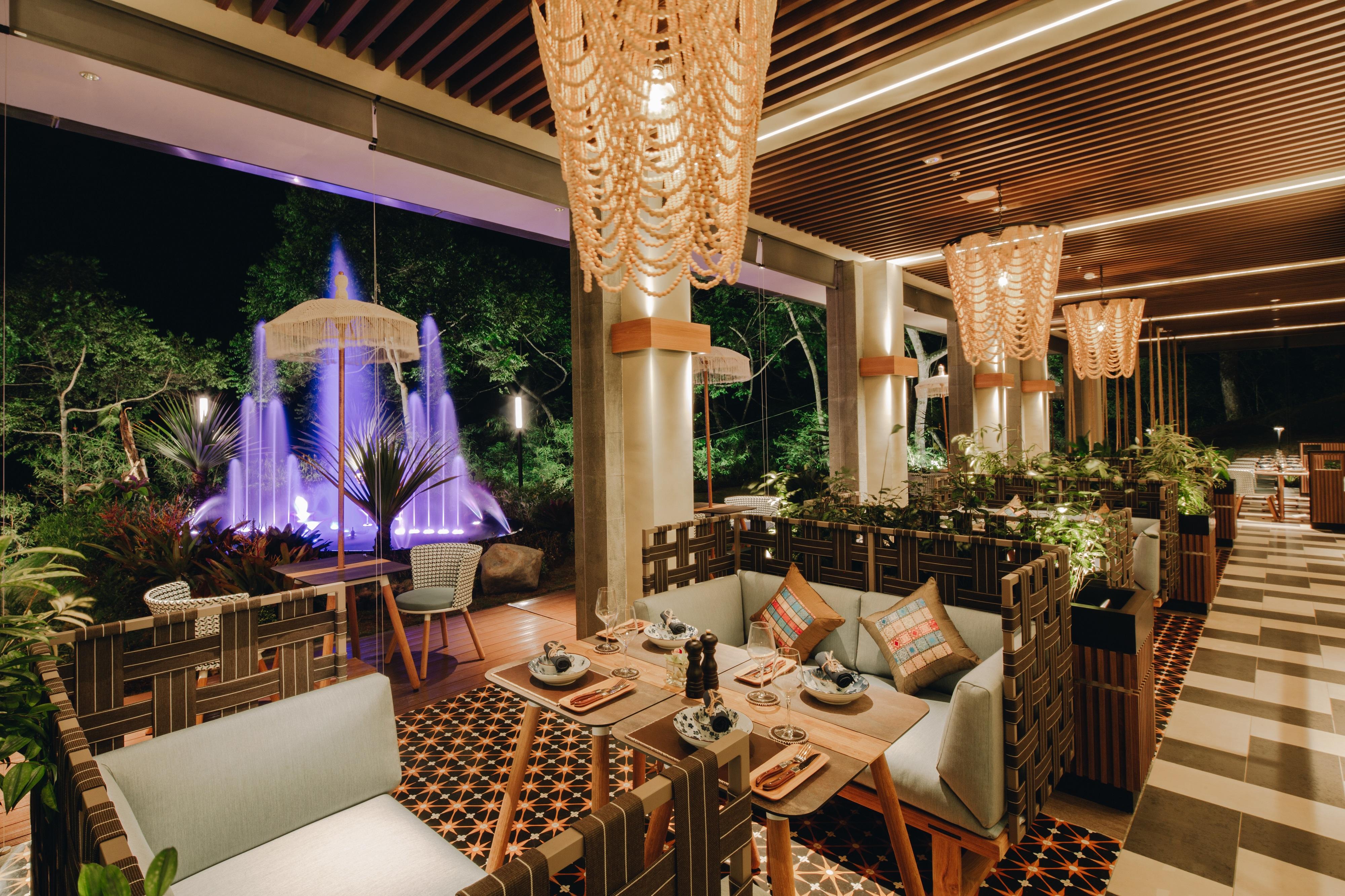 The Botanica Sanctuary Hotel Puncak Exterior foto The restaurant at the hotel