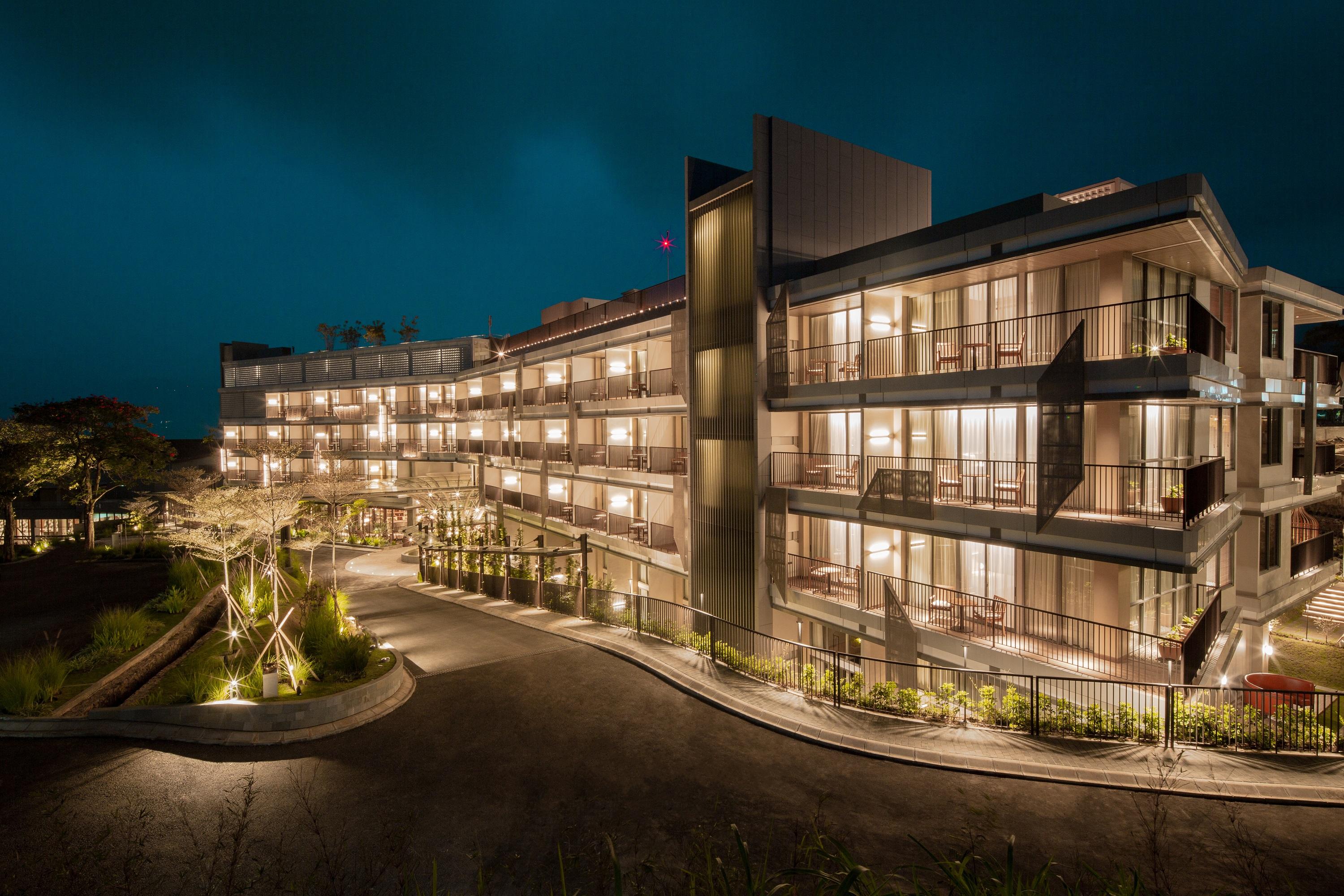 The Botanica Sanctuary Hotel Puncak Exterior foto The hotel at night