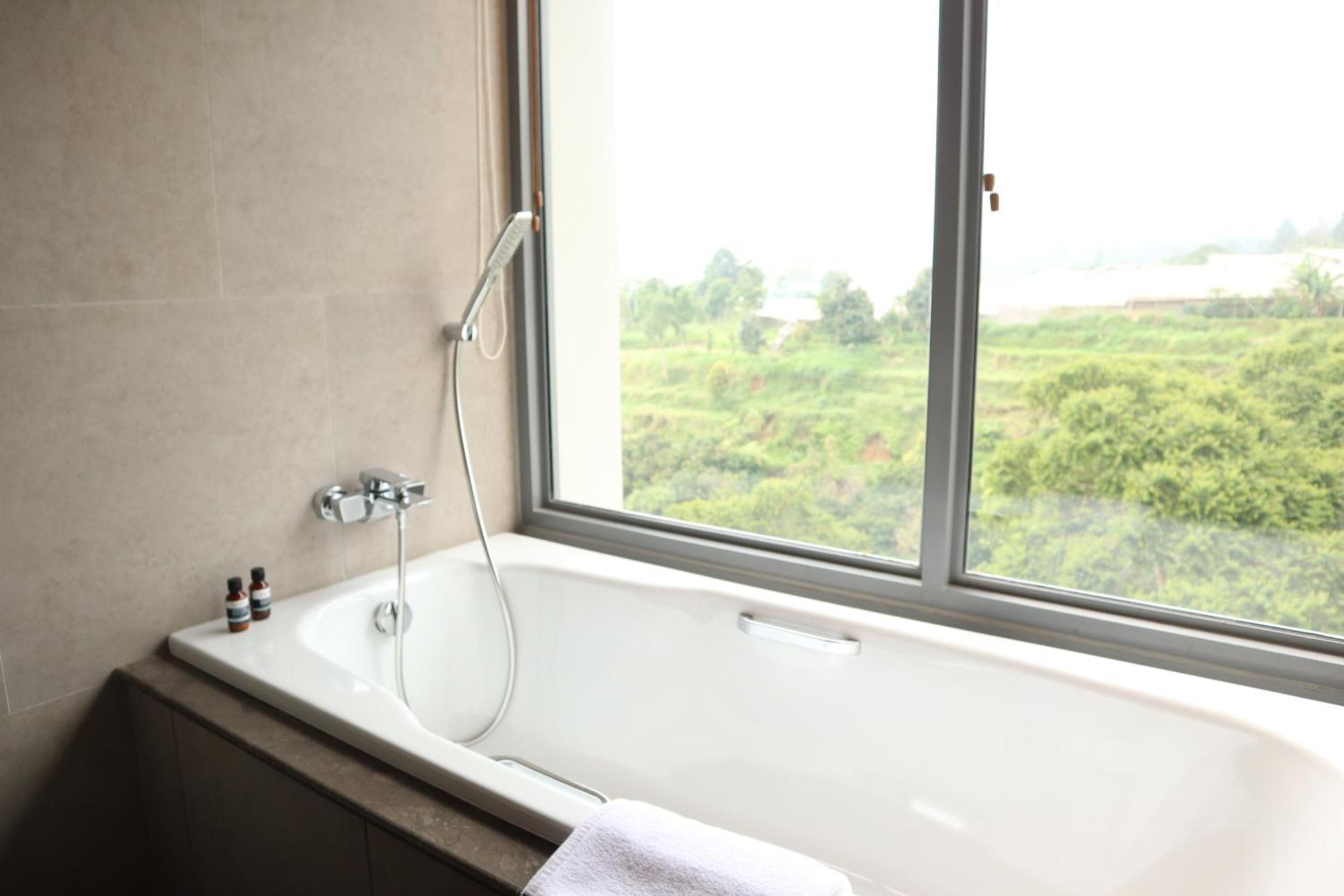 The Botanica Sanctuary Hotel Puncak Cameră foto A bathtub