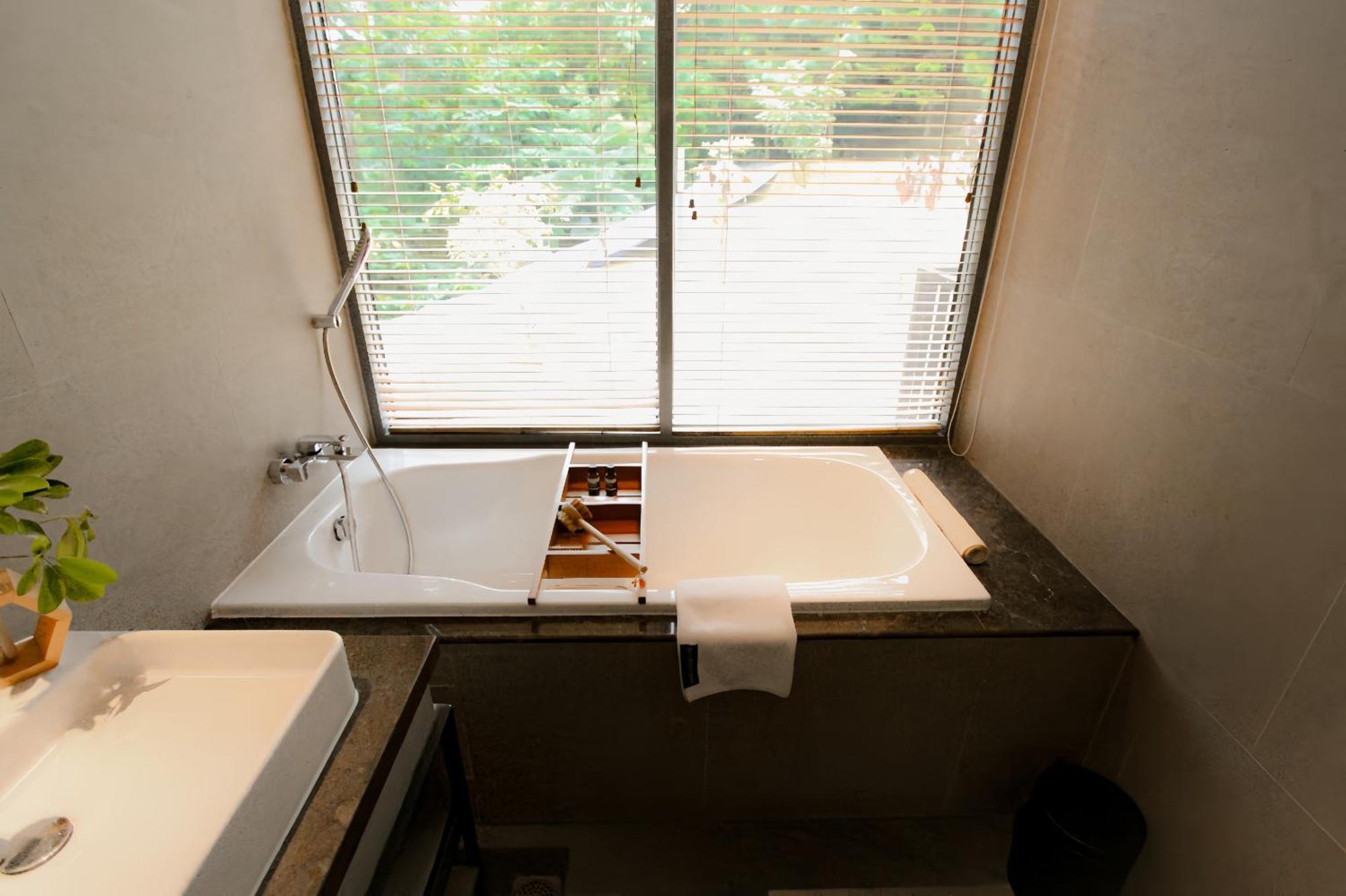 The Botanica Sanctuary Hotel Puncak Cameră foto A bathtub