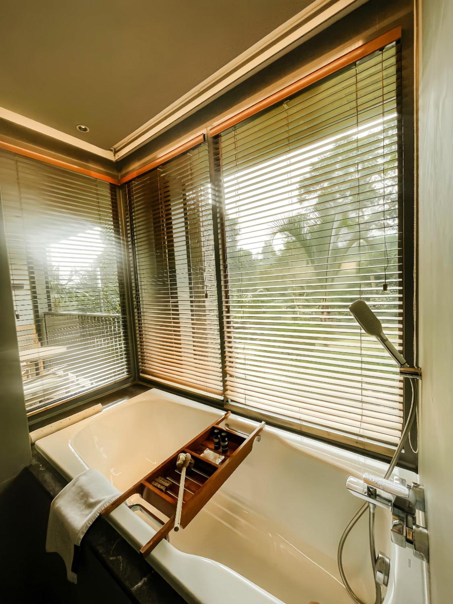 The Botanica Sanctuary Hotel Puncak Cameră foto Venetian blinds
