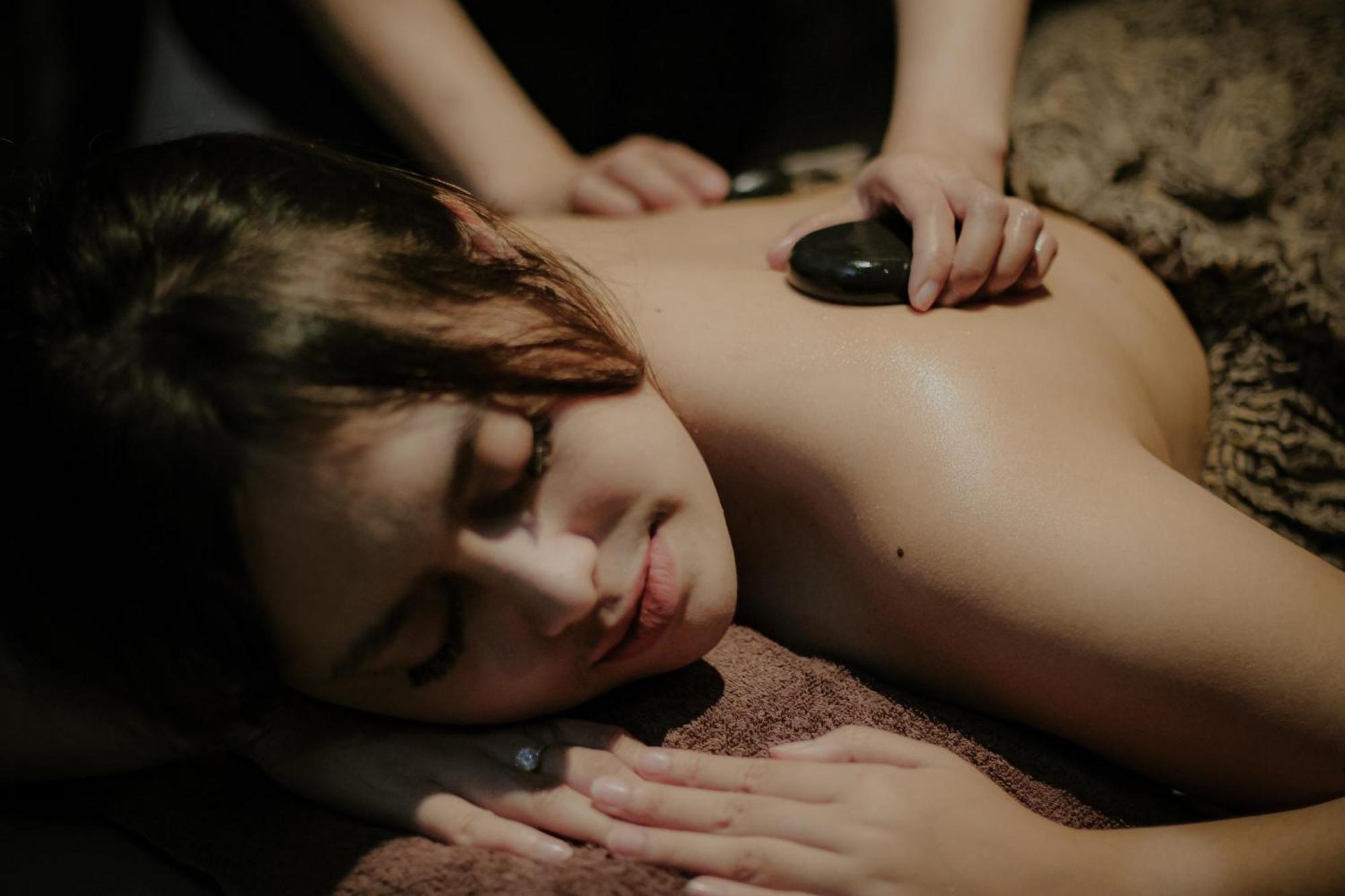The Botanica Sanctuary Hotel Puncak Exterior foto Hot stone massage