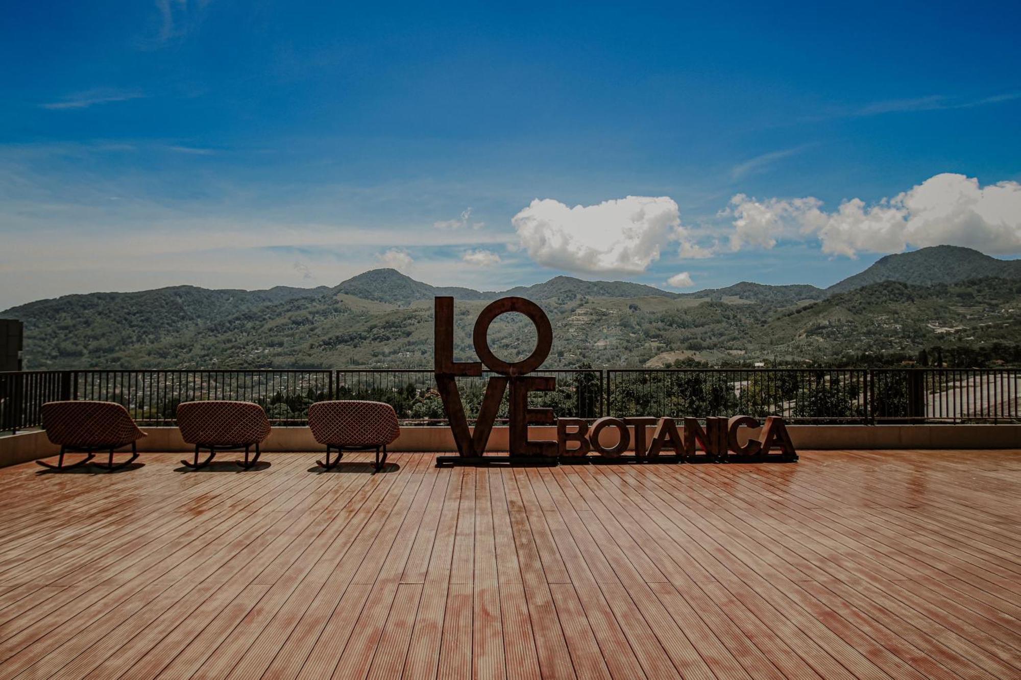 The Botanica Sanctuary Hotel Puncak Exterior foto View of the Sierra Madre from the 10th floor of the hotel