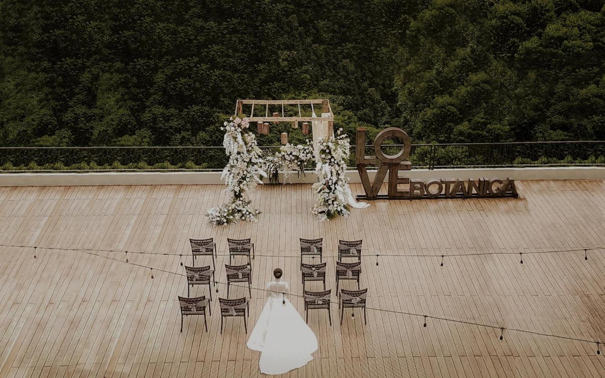 The Botanica Sanctuary Hotel Puncak Exterior foto Wedding ceremony at the top of the observation tower